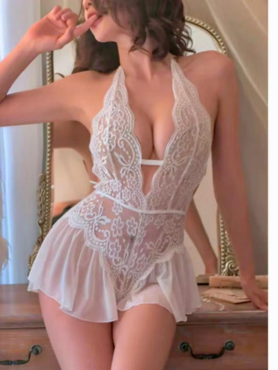 Lingerie Body Rendado Princesinha com sainha e abertura sexy + decote — Body — SKU 933230824. Cor: Preto, Branco, Vermelho. Tamanho: M, G, GG
