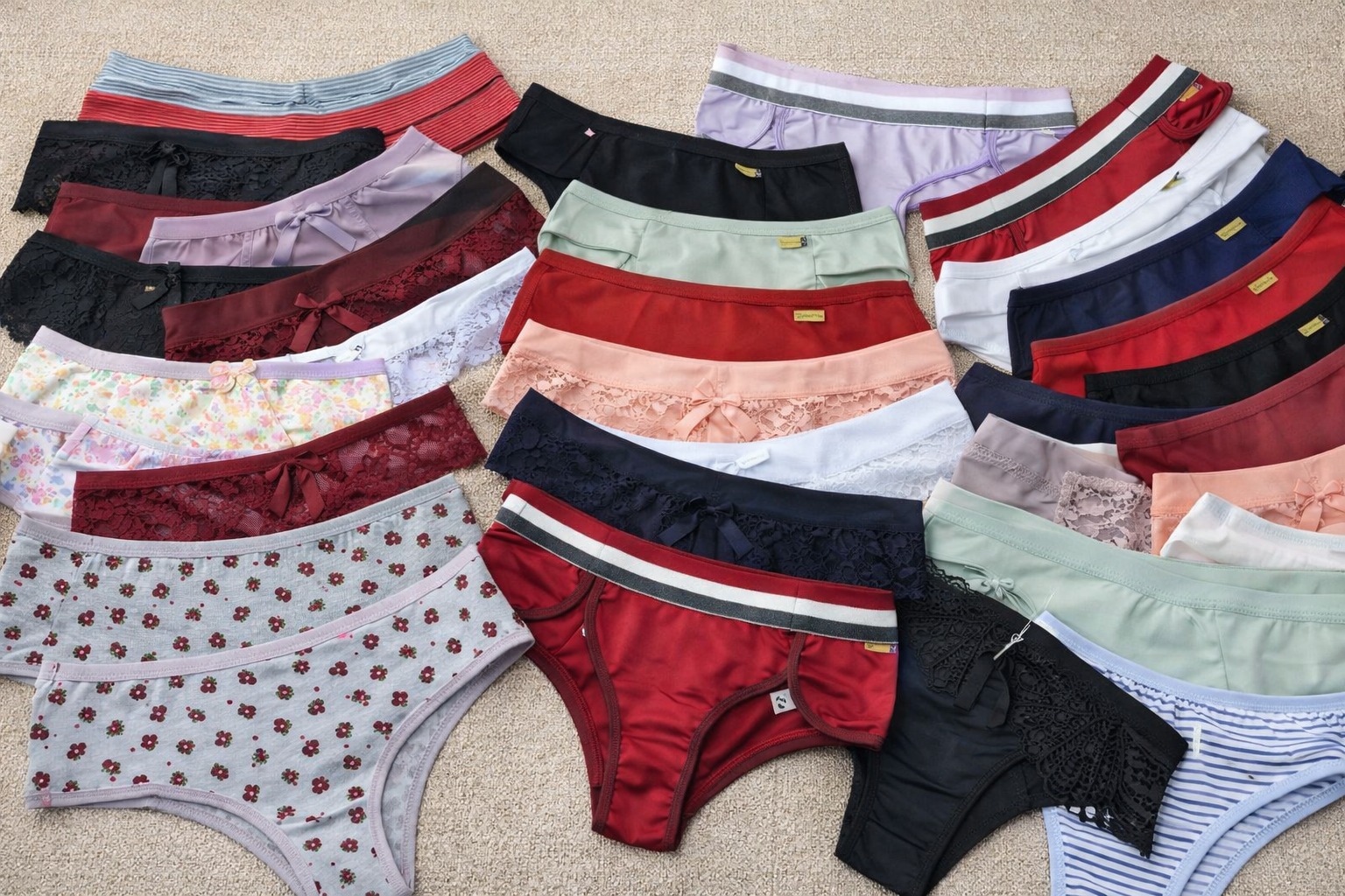 Kit com 10 Calcinhas de Lingerie Variadas – Queima de Estoque — Kits de Lingerie — SKU KIT-10-CAL. Cor: Cores sortidas pelo sistema. Tamanho: 10 P, 10 M, 10 G, 10 GG