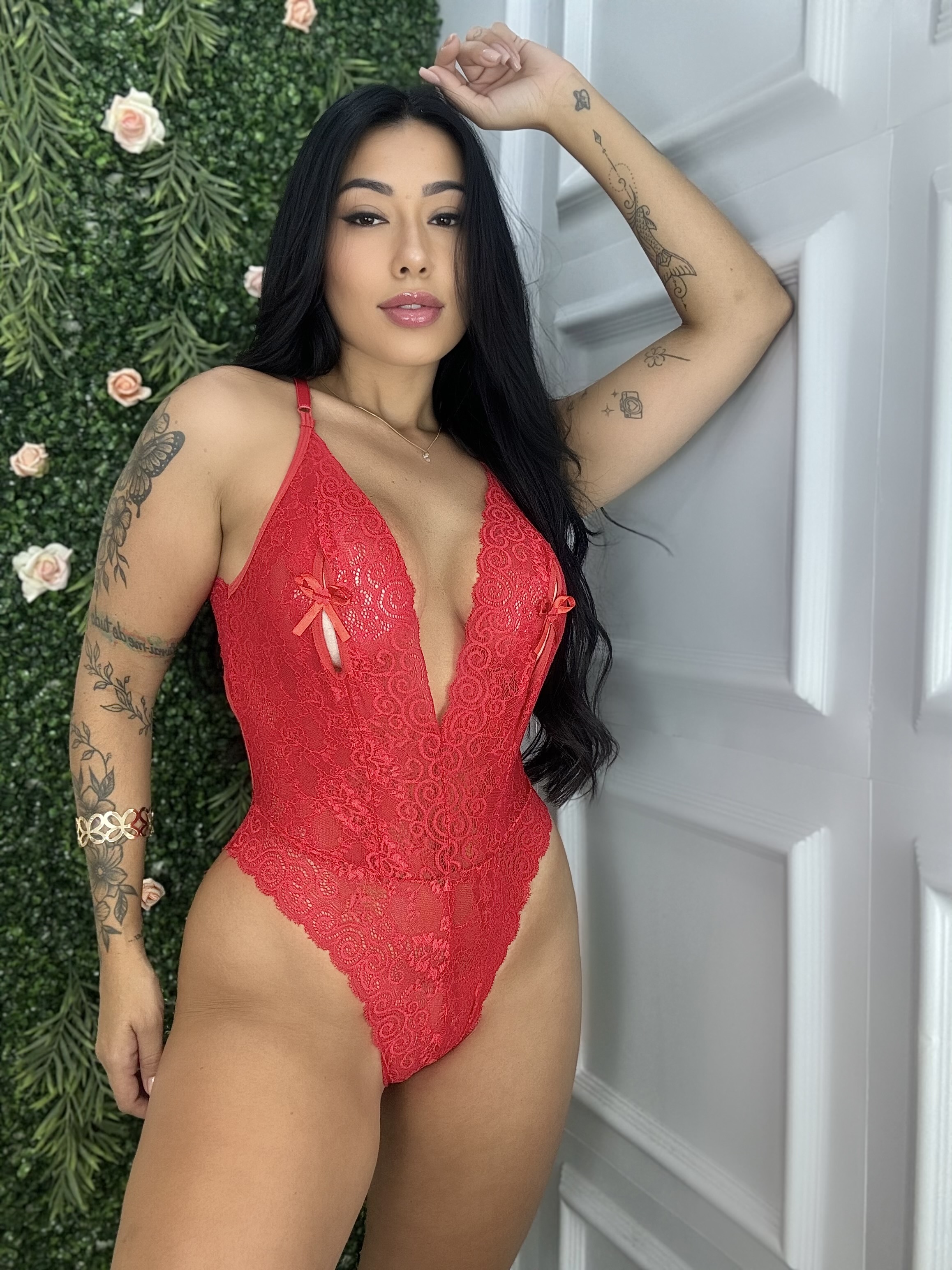 Body Coração Lingerie em Renda Sem Bojo com Costas Abertas e Biju — Body — SKU BODY-COR. Cor: Preto, Branco, Vermelho. Tamanho: M, G, GG