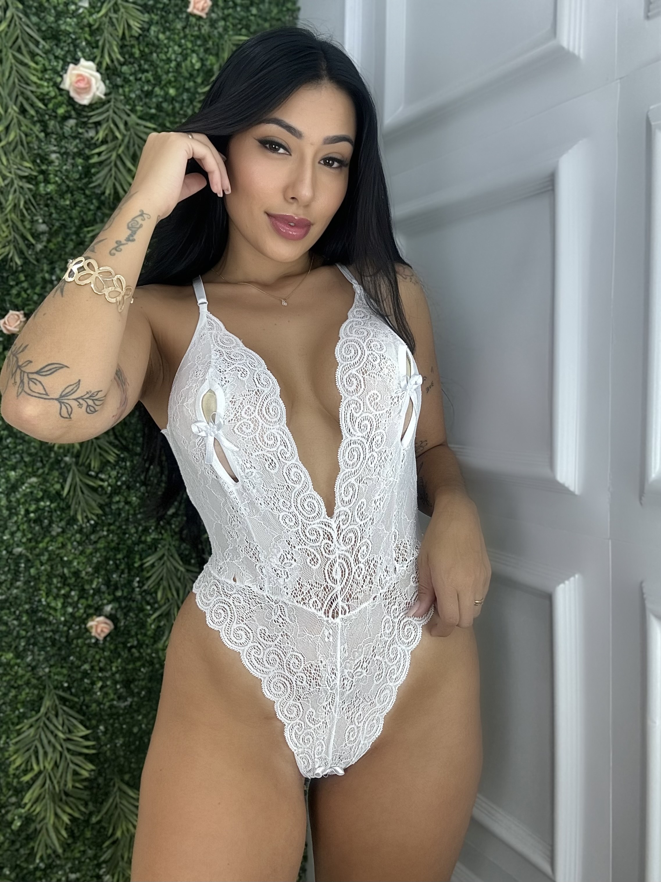 Body Coração Lingerie em Renda Sem Bojo com Costas Abertas e Biju — Body — SKU BODY-COR. Cor: Preto, Branco, Vermelho. Tamanho: M, G, GG